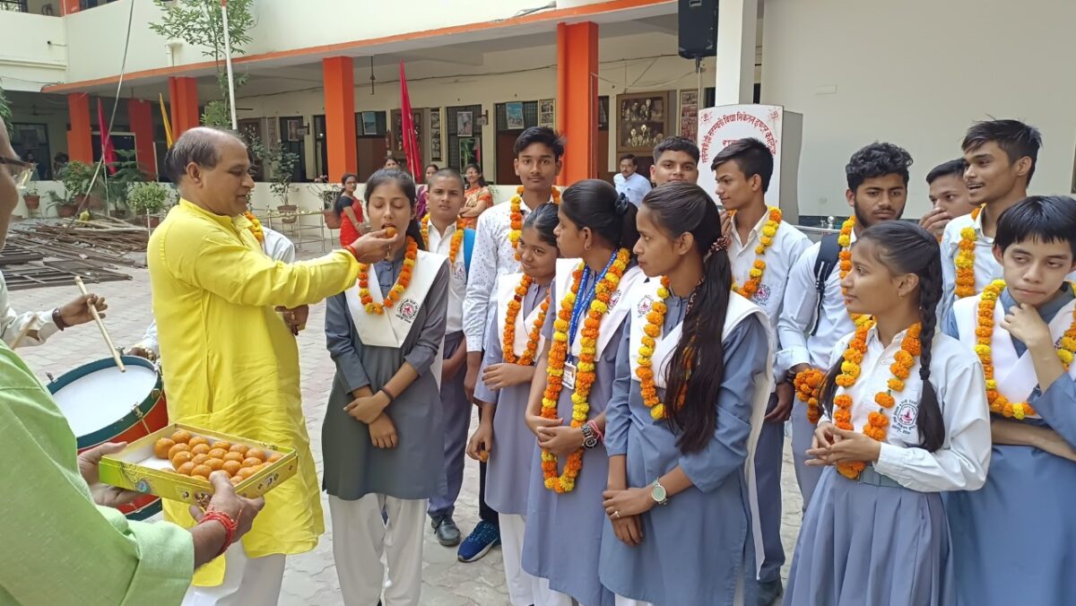 छोटे शहरों के छात्रों ने खींची बड़ी लकीर, टॉपर्स की लिस्ट में महानगरों के हाथ खाली