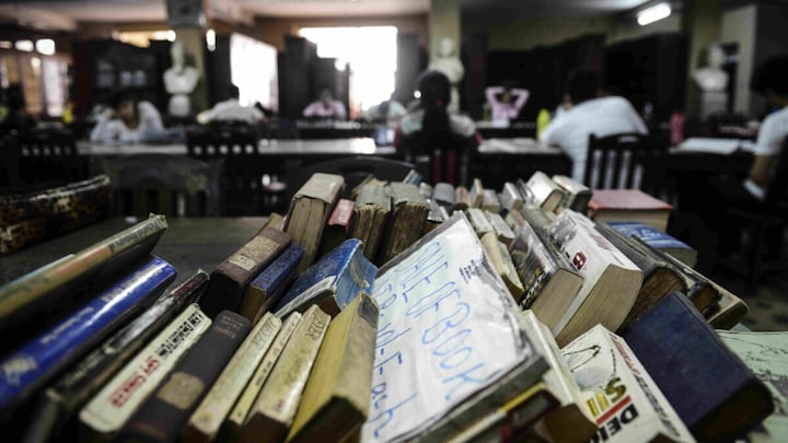 DDU गोरखपुर में हिंदी के स्टूडेंट्स पढ़ेंगे वर्दी वाला गुंडा, अंग्रेजी वाले चेतन, हैरी पॉटर UP Tak