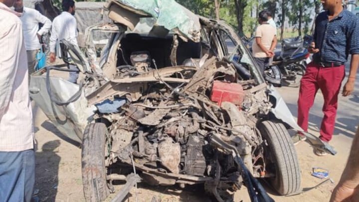 बलरामपुर में कार के उड़े परखच्चे, एक ही परिवार के 6 लोगों की मौत, मचा कोहराम बलरामपुर में कार के उड़े परखच्चे, एक ही परिवार के 6 लोगों की मौत, मचा कोहराम