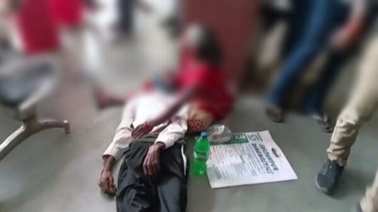 सुल्तानपुर में पत्नी की गोद में पति ने तोड़ा दम, इलाज के लिए करते रहे डॉक्टर का इंतजार सुल्तानपुर में पत्नी की गोद में पति ने तोड़ा दम, इलाज के लिए करते रहे डॉक्टर का इंतजार