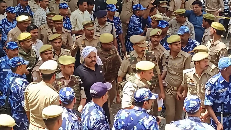 बेटा असद एनकाउंटर में ढेर, खुद अतीक पर 100 केस दर्ज, जानिए माफिया के परिवार का आपराधिक इतिहास WhatsApp Image 2023-04-13 at 11.35.03 AM (1)