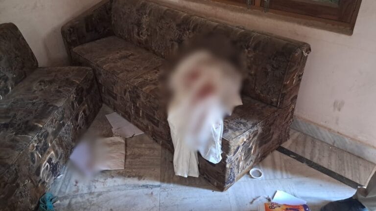 अतीक के दफ्तर में खून से सना दुपट्टा, जगह-जगह ब्लड, क्या किसी राजदार महिला का हुआ मर्डर? WhatsApp Image 2023-04-24 at 10.59.17 AM