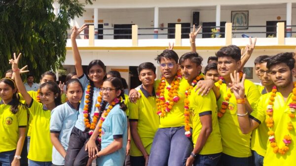 UP Board Result 2023: बाराबंकी में किसान की बेटी-राजगीर मिस्त्री के बेटे ने किया टॉप, पढ़ें प्रेरक कहानी UP Tak