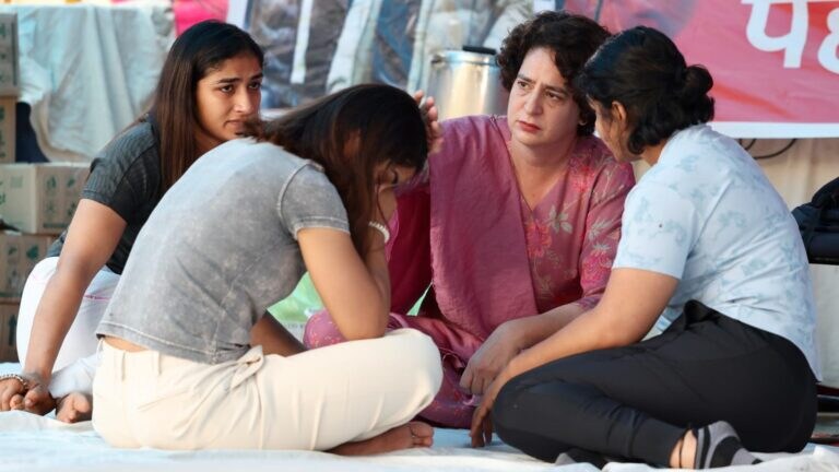 बृजभूषण सिंह के खिलाफ पहलवानों का समर्थन करने पहुंची प्रियंका गांधी, कही ये बड़ी बात बृजभूषण सिंह के खिलाफ पहलवानों का समर्थन करने पहुंची प्रियंका गांधी, कही ये बड़ी बात