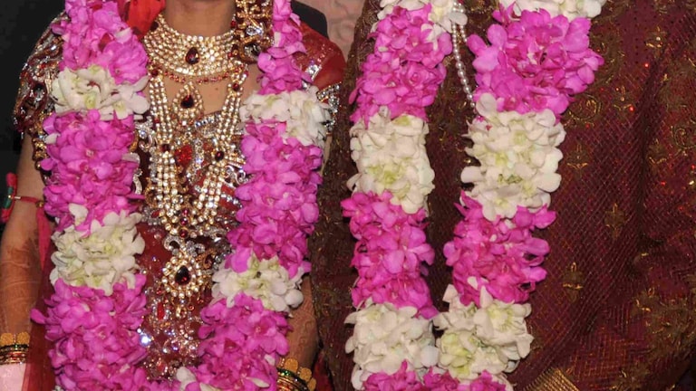 गाजीपुर: जयमाल स्टेज पर आशिक ने दूल्हे के सामने दुल्हन की भर दी मांग, हो गया बवाल UP Tak