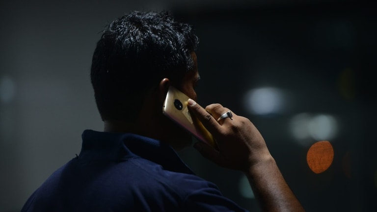 देर रात गर्लफ्रेंड से वॉट्सऐप पर कर रहा था चैट, वीडियो कॉल पर ही दी जान, आखिर क्या हुआ था? UP Tak