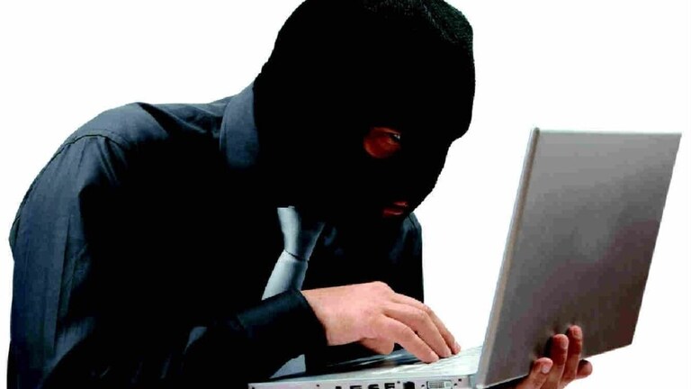 आगरा: पहले पूछा ओटीपी फिर हैक कर लिया छात्राओं का Whatsapp, हैकर्स ने की ये डिमांड UP Tak