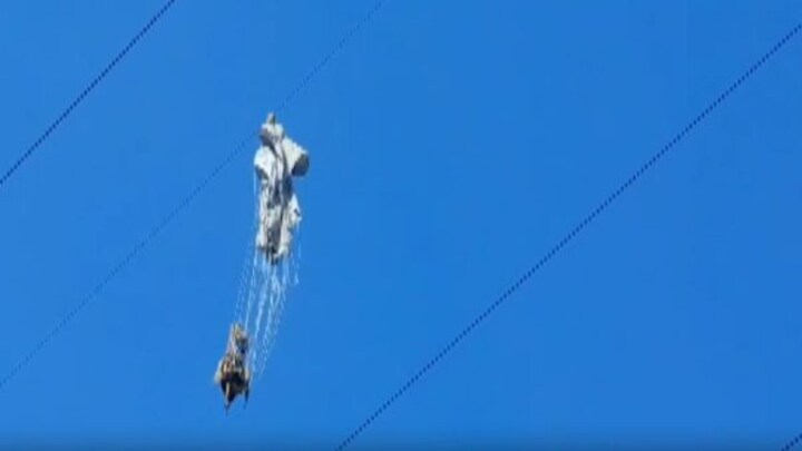 आगरा: पैराजंपिंग के दौरान हाइटेंशन तार में फंस गया पैराशूट, आर्मी कमांडो की दर्दनाक मौत UP Tak