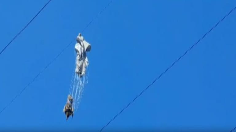 आगरा: पैराजंपिंग के दौरान हाइटेंशन तार में फंस गया पैराशूट, आर्मी कमांडो की दर्दनाक मौत UP Tak