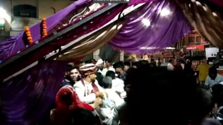 आगरा न्यूज़: शादी के मंडप से दूल्हे को गोद में लेकर भागे बाराती, पीछे दौड़े घराती, देखें शादी के मंडप से दूल्हे को गोद में लेकर भागे बाराती