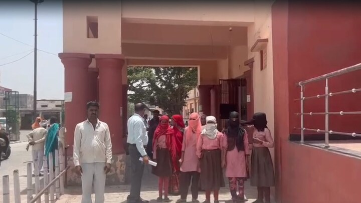 ‘सर हमारे शरीर पर हाथ फेरते हैं, बंदूक दिखाते हैं’, सरकारी स्कूल की छात्राओं ने टीचर पर लगाया आरोप UP Tak