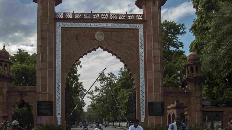 अलीगढ़ मुस्लिम यूनिवर्सिटी से वापस लिया जाएगा अल्पसंख्यक दर्जा! यहां जानिए पूरा मामला Aligarh_Muslim_University_04