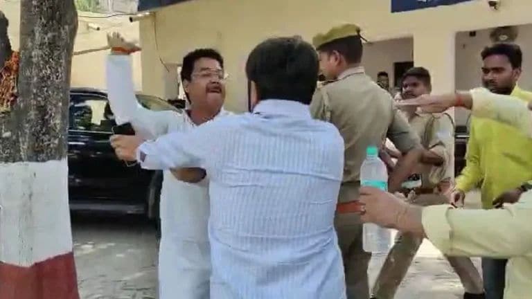 सपा MLA राकेश सिंह ने जिस BJP नेता को पीटा उनके साथ एक वक्त था बहुत याराना! ये वीडियो वायरल UP Tak