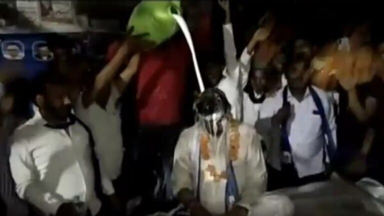 UP निकाय चुनाव: बागपत में BSP प्रत्याशी ने की अनिल कपूर के नायक फिल्म की नकल, वीडियो वायरल UP Tak