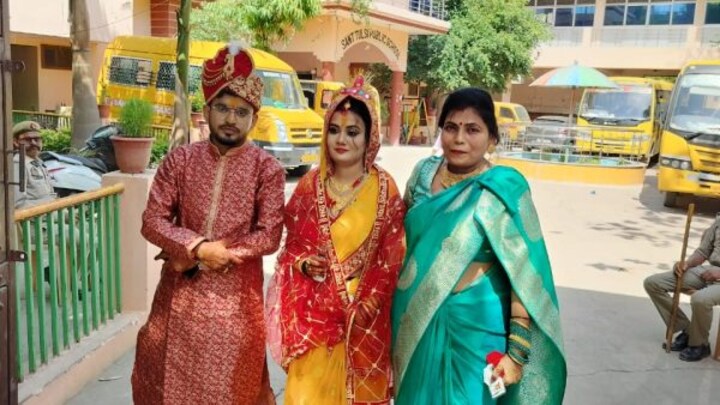 UP निकाय चुनाव: शादी के बाद ससुराल नहीं दूल्हे के साथ पोलिंग स्टेशन पहुंची दुल्हन, वजह जान करेंगे सलाम UP Tak