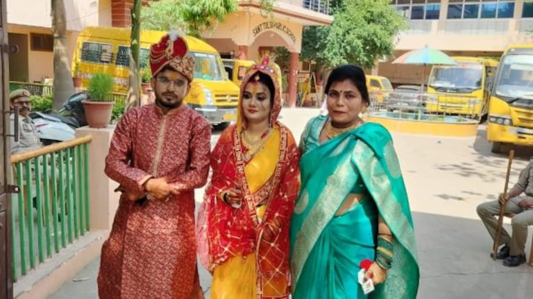 UP निकाय चुनाव: शादी के बाद ससुराल नहीं दूल्हे के साथ पोलिंग स्टेशन पहुंची दुल्हन, वजह जान करेंगे सलाम UP Tak