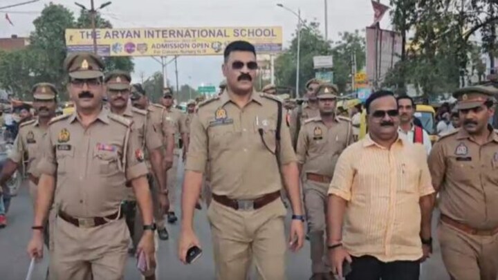 चंदौली: सपा नेता के बेटे को थप्पड़ मारकर मुश्किल में फंसे DSP अनिरुद्ध सिंह! एसपी ने दिए जांच के आदेश UP Tak