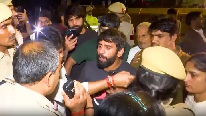Wrestlers Protest News: बृजभूषण के खिलाफ धरने पर बैठे पहलवानों और पुलिस के बीच झड़प, विनेश फोगाट ने लगाए ये आरोप बृजभूषण के खिलाफ धरने पर बैठे पहलवानों और पुलिस के बीच झड़प