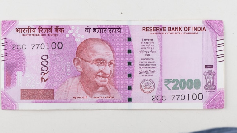अगर आपके घर में हैं 2000 रुपये के नोट तो अब आपको सबसे पहले करना होगा ये काम UP Tak