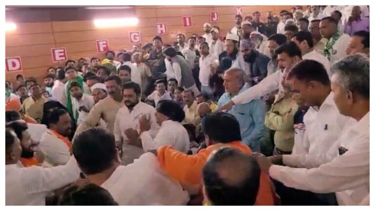 वंदे मातरम पर खड़े नहीं हुए AIMIM पार्षद! बोले- ‘संविधान नहीं कहता’, BJP नेताओं ने पीट डाला UP Tak