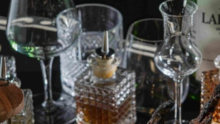 लखनऊ: चोरी के बाद महंगी शराब देख चोर की बिगड़ी नीयत! पीकर बेडरूम में सो गया, सुबह हुआ ये हाल UP Tak