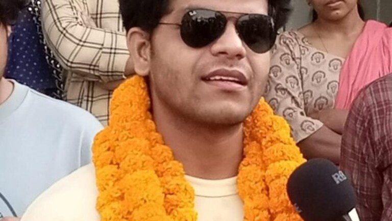 गौरव ने 26 की उम्र में सिविल सेवा को किया पास, सफलता के राज संग गर्लफ्रेंड वाली बात भी बताई UP Tak