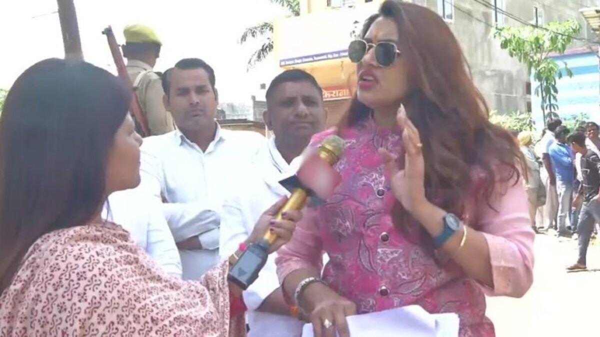 गोरखपुर मेयर चुनाव: ब्लैक गॉगल्स में आईं और वोटिंग के बीच ही भड़क गईं SP कैंडिडेट काजल निषाद ब्लैक गॉगल्स में आईं और वोटिंग के बीच ही भड़क गईं SP कैंडिडेट काजल निषाद