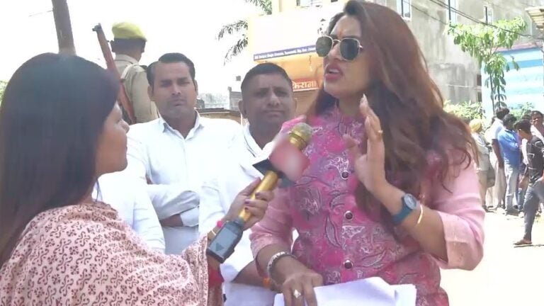 गोरखपुर मेयर चुनाव: ब्लैक गॉगल्स में आईं और वोटिंग के बीच ही भड़क गईं SP कैंडिडेट काजल निषाद ब्लैक गॉगल्स में आईं और वोटिंग के बीच ही भड़क गईं SP कैंडिडेट काजल निषाद