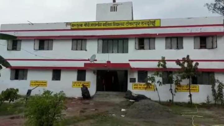 हरदोई में उर्दू टीचर ने बच्चियों से की अश्लील हरकत, अब DM ने लिया ये बड़ा एक्शन UP Tak