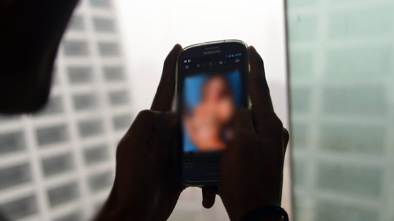 WhatsApp पर आया एक अश्लील वीडियो और हो गया खेल, बांदा के युवक को लगा 83 हजार का चूना UP Tak