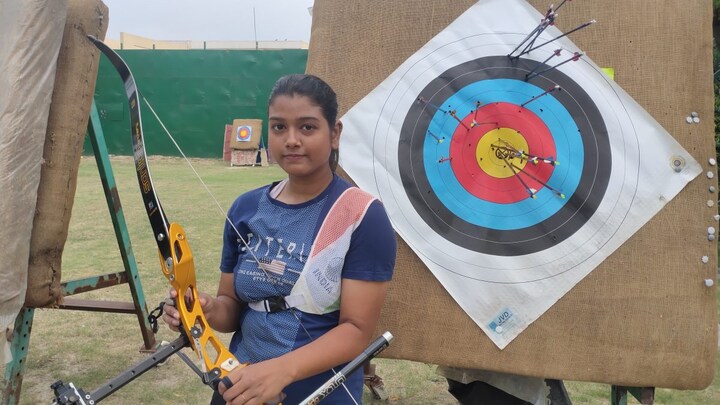 पैर कटने के बाद भी कराटे प्लेयर ने नहीं मानी हार, नोएडा की लोरी बन गई आर्चरी में मेडलिस्ट UP Tak