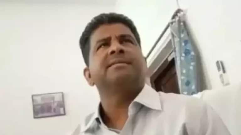 जौनपुर में परीक्षा में पास करने के लिए प्रोफेसर ने छात्रा से कर दी अश्लील डिमांड, वीडियो वायरल UP Tak