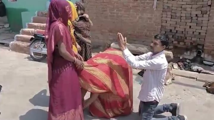 प्रत्याशी के पति ने पैरों में लोट-लोट पत्नी के लिए मांगे वोट, ललितपुर में दिखा अजब नजारा UP Tak