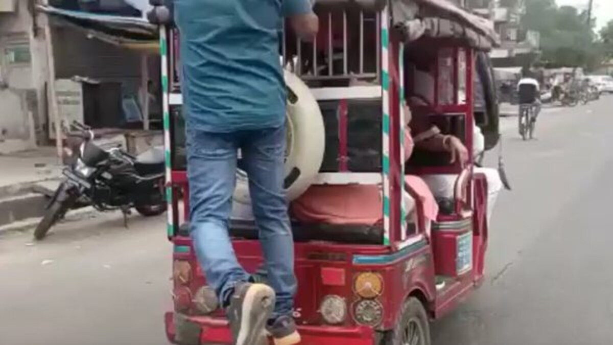 लखनऊ: ई-रिक्शा चार्जिंग के दौरान अचानक हुआ धमाका, मां-बेटे समेत तीन की मौत UP Tak