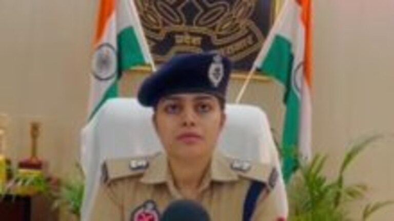 सिपाहियों पर भड़कीं मैनपुरी जेल अधीक्षक कोमल मंगलानी, आपत्तिजनक भाषा का किया प्रयोग, वीडियो वायरल UP Tak