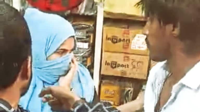 हिंदू युवक के साथ थी बुर्कानशीं, लोगों ने बदसलूकी कर पूछा- मुस्लिम लड़के मर गए क्या? लगी रोने UP Tak
