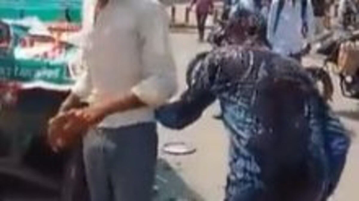 नोएडा: अतिक्रमण हटाने गए JEE के ऊपर समोसे वाले ने फेंकी गर्म चटनी, सामने आया वीडियो UP Tak