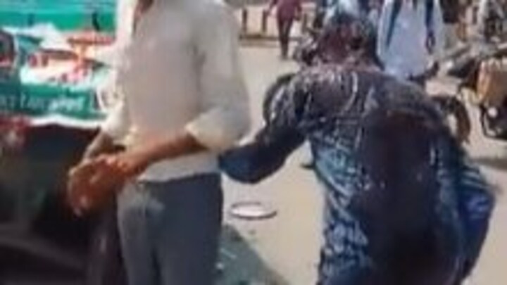 नोएडा: अतिक्रमण हटाने गए JEE के ऊपर समोसे वाले ने फेंकी गर्म चटनी, सामने आया वीडियो UP Tak