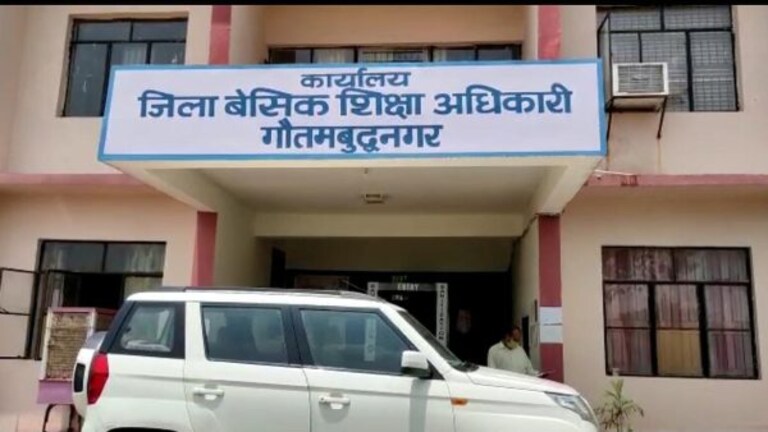 नोएडा: 26 साल से फर्जी डिग्री पर सरकारी नौकरी कर रहा था युवक, अब लौटानी होगी पूरी सैलरी UP Tak