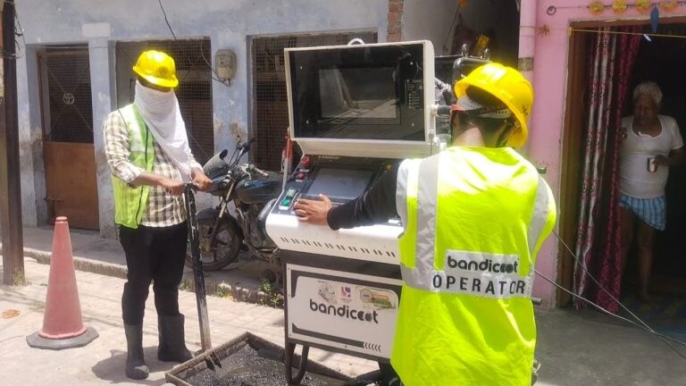 प्रयागराज में रोबोट कर रहा मेनहोल की सफाई, ऐसा नजारा नहीं देखा होगा आपने UP Tak