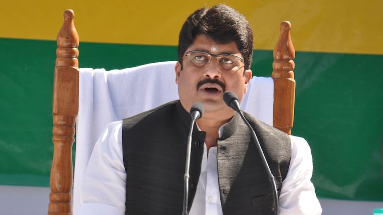 बड़े-बड़े दिग्गज हवा हुए तब जानिए कैसा रहा राजा भैया का हाल, यूं ही नहीं होती इनके जलवे की चर्चा UP Tak