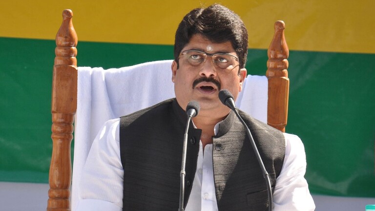 बड़े-बड़े दिग्गज हवा हुए तब जानिए कैसा रहा राजा भैया का हाल, यूं ही नहीं होती इनके जलवे की चर्चा UP Tak