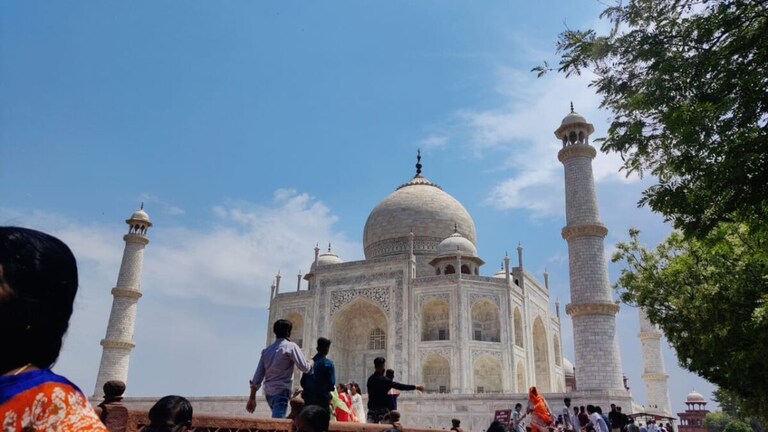 परदेशियों को आकर्षित कर रहा उत्तर प्रदेश, पिछले साल दुनिया भर से रिकॉर्ड तोड़ सैलानी पहुंचे घूमने taj4