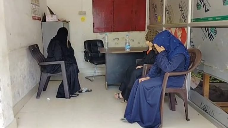 UP Nikay Chunav 2023: बुर्के में महिलाएं कर रही फर्जी वोटिंग? मंत्री ने लगाए आरोप, प्रयागराज-संभल में ये दिखा बुर्के की आड़ में 4 महिलाओं ने की फर्जी वोटिंग