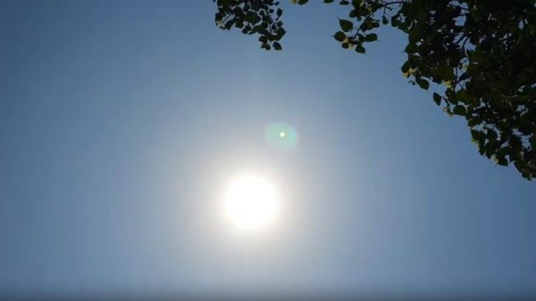 UP Weather News: वाराणसी में पारा पहुंचा 42 के पार, अभी और गर्मी की मार झेलने के लिए रहें तैयार UP Tak