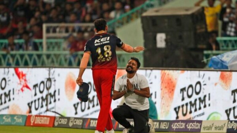 IPL 2023: लखनऊ में विराट की सुरक्षा में चूक, इकाना में अचानक कोहली के पास पहुंचा फैन UP Tak