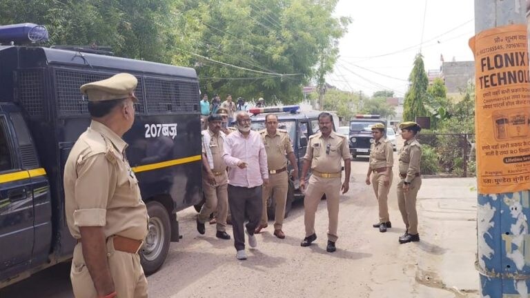 पुलिस ने किया ग्रिल तो सबकुछ बताने लगा अतीक का वकील सौलत हनीफ! शाइस्ता पर दे दी ये लीड UP Tak