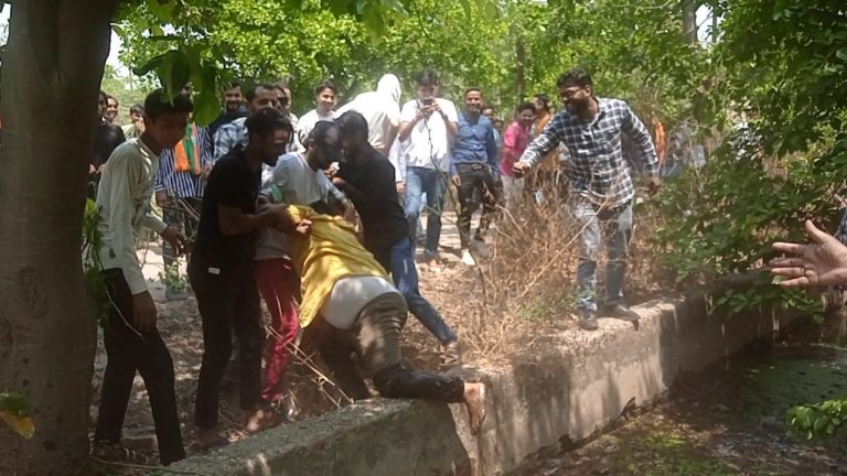मेरठ में पुलिस ने प्रत्याशियों के समर्थकों को खदेड़ा, जिसमें कुछ समर्थक पास में मौजूद नाले में भी गिरे
