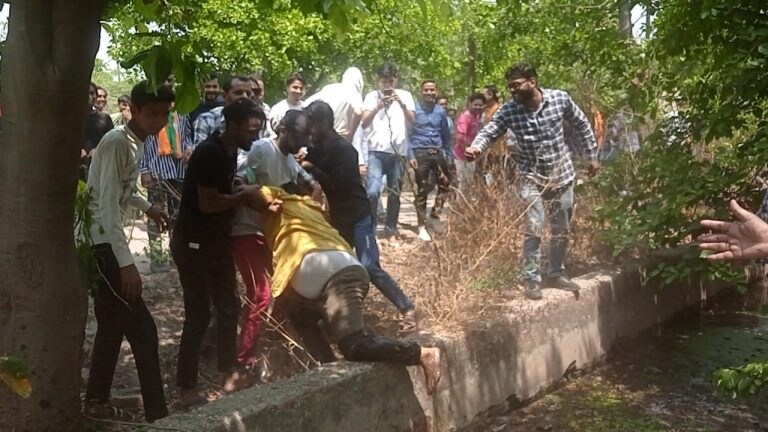 UP Nikay Chunav: मेरठ निकाय चुनाव की काउंटिंग के बीच हंगामा, पुलिस ने लाठी लेकर खदेड़ा तो नाले में कूदे लोग मेरठ में पुलिस ने प्रत्याशियों के समर्थकों को खदेड़ा, जिसमें कुछ समर्थक पास में मौजूद नाले में भी गिरे