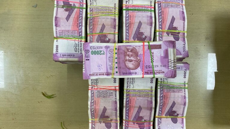 एक बार में अधिकतम 2000 के कितने नोट बैंक में बदले जा सकेंगे? UP Tak